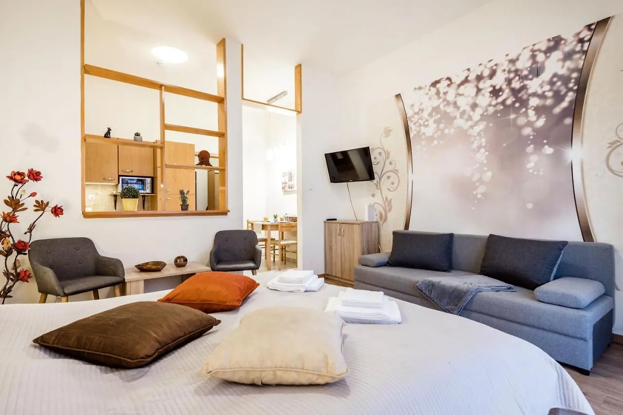 Downtown Charm With Balcony And Garden View Apartment Budapest