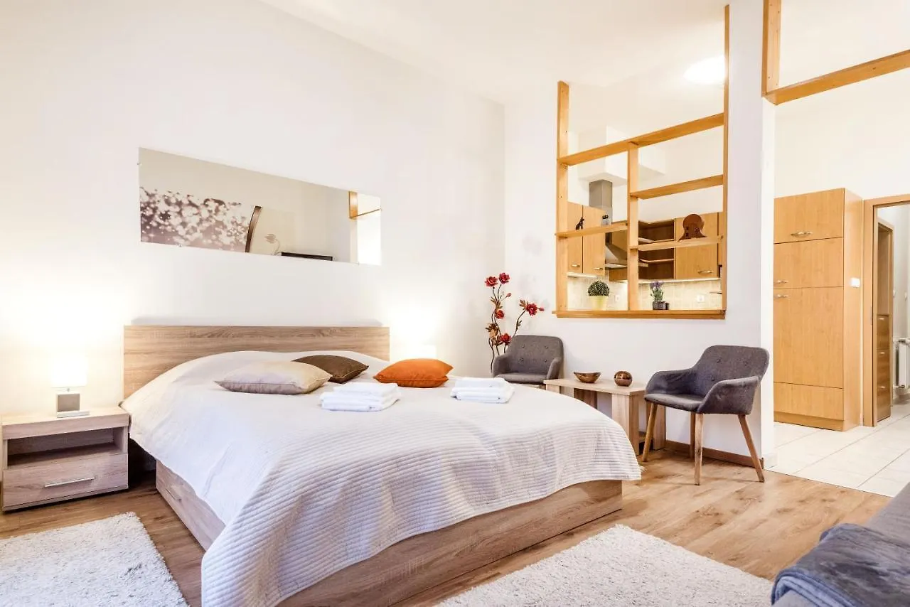 Downtown Charm With Balcony And Garden View Apartment Budapest